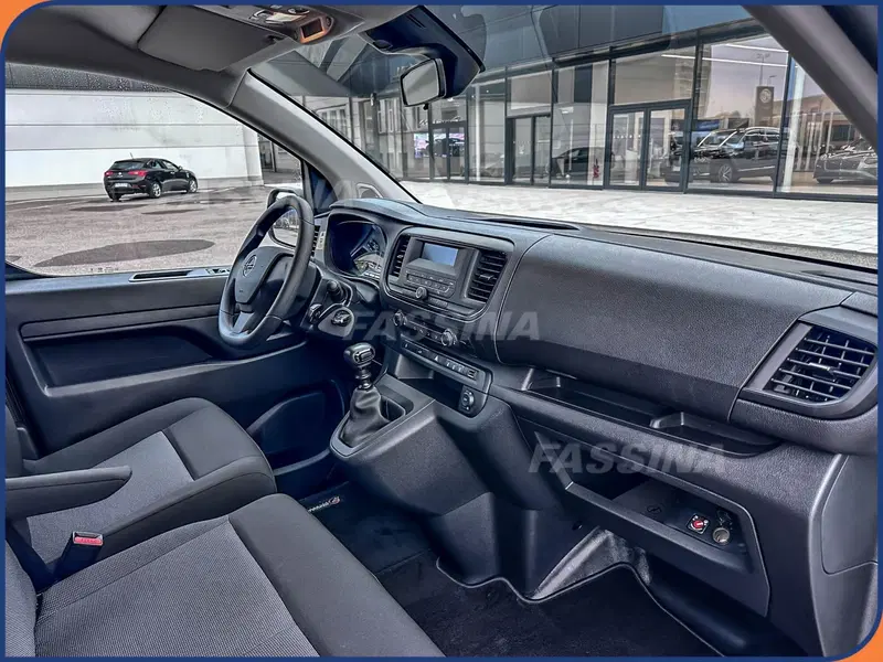 Opel Vivaro Furgone nuova a Milano (14)
