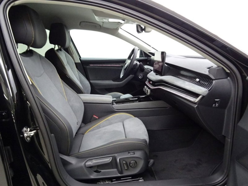 Skoda Superb nuova a Como (3)