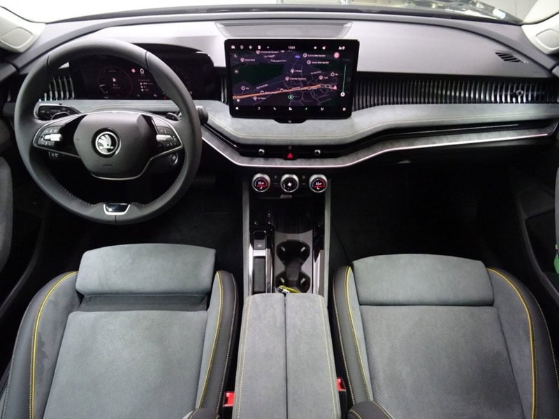 Skoda Superb nuova a Como (4)