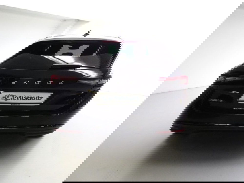 Skoda Superb nuova a Como (8)