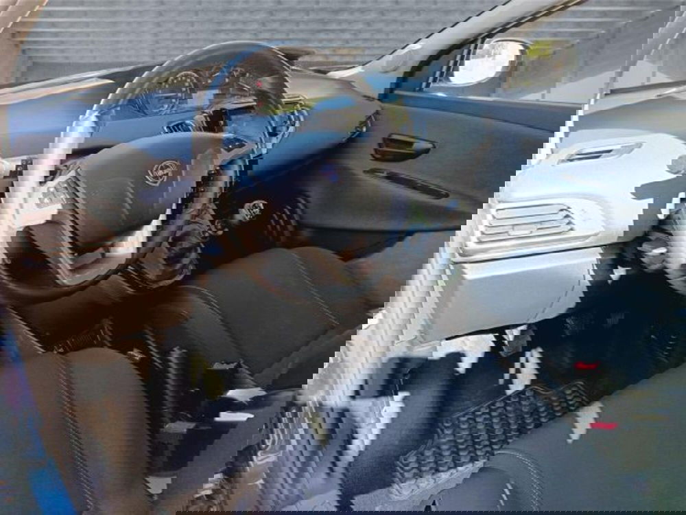 Lancia Ypsilon usata a Bari (10)
