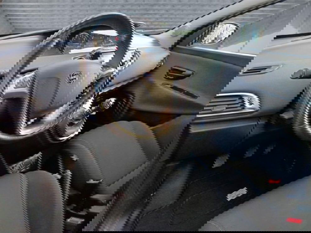 Lancia Ypsilon usata a Bari (10)