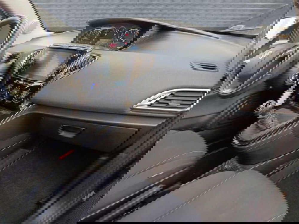 Lancia Ypsilon usata a Bari (12)