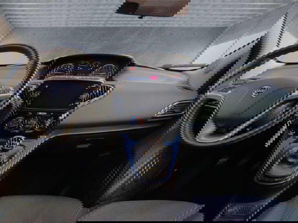 Lancia Ypsilon usata a Bari (13)