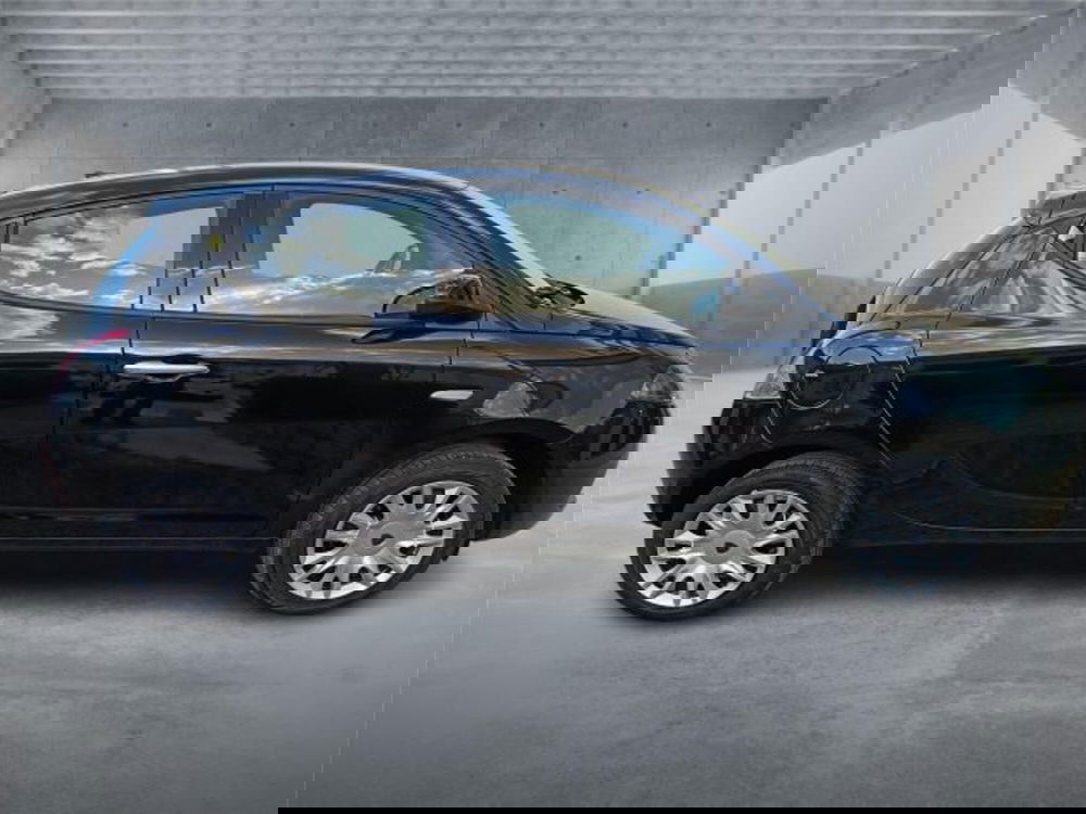 Lancia Ypsilon usata a Bari (7)