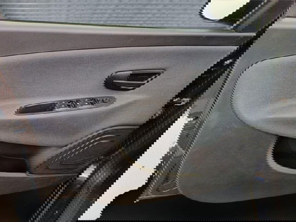 Lancia Ypsilon usata a Bari (9)