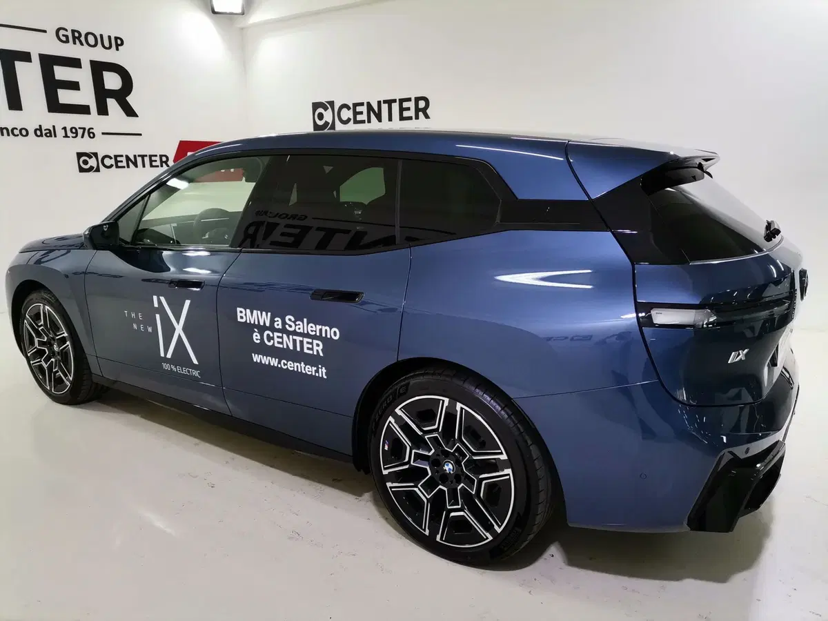 BMW iX usata a Salerno (4)