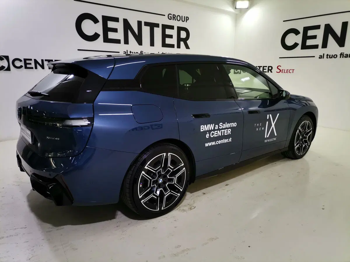 BMW iX usata a Salerno (6)