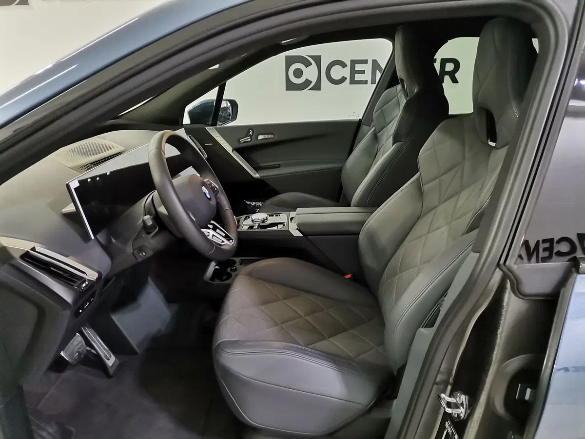 BMW iX usata a Salerno (9)