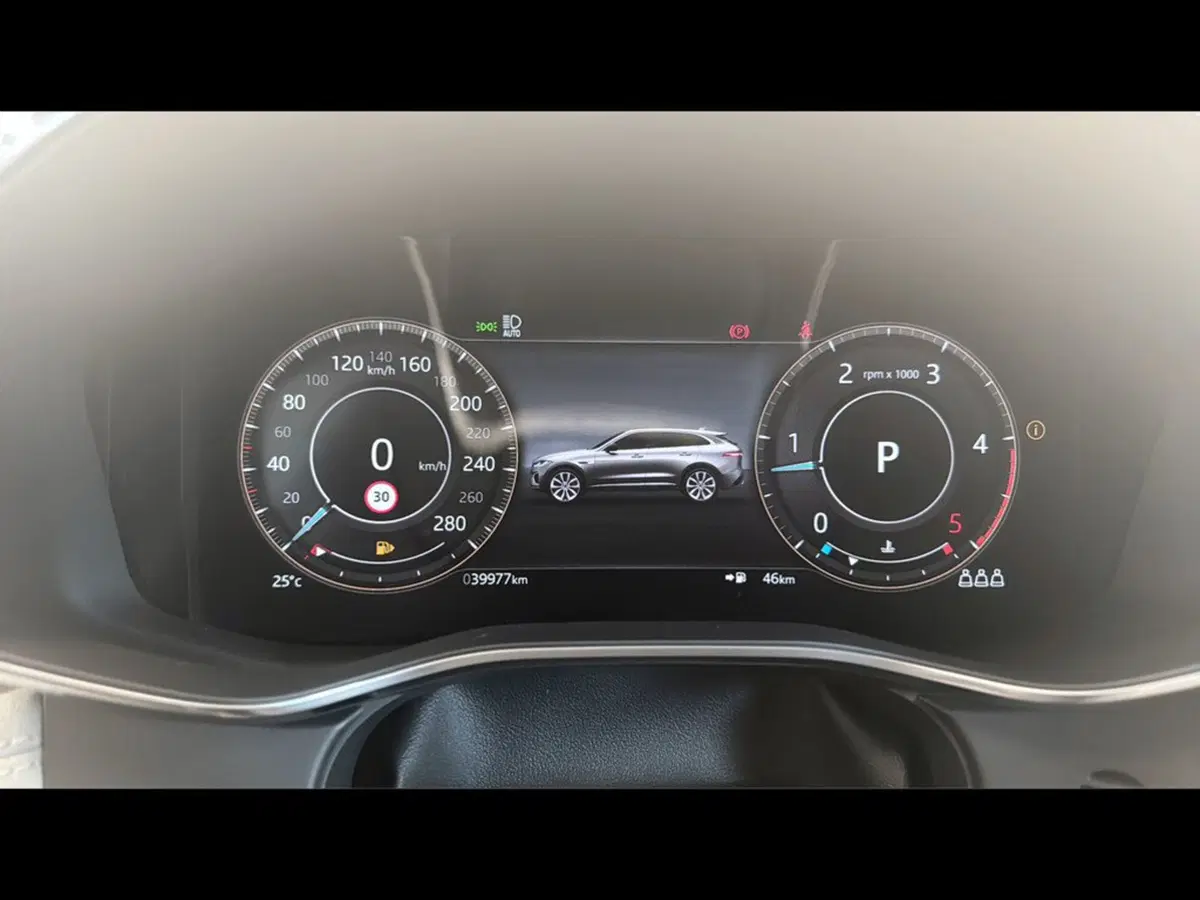 Jaguar F-Pace usata a Varese (10)
