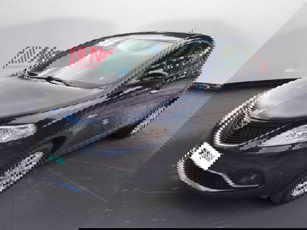 Lancia Ypsilon usata a Massa-Carrara