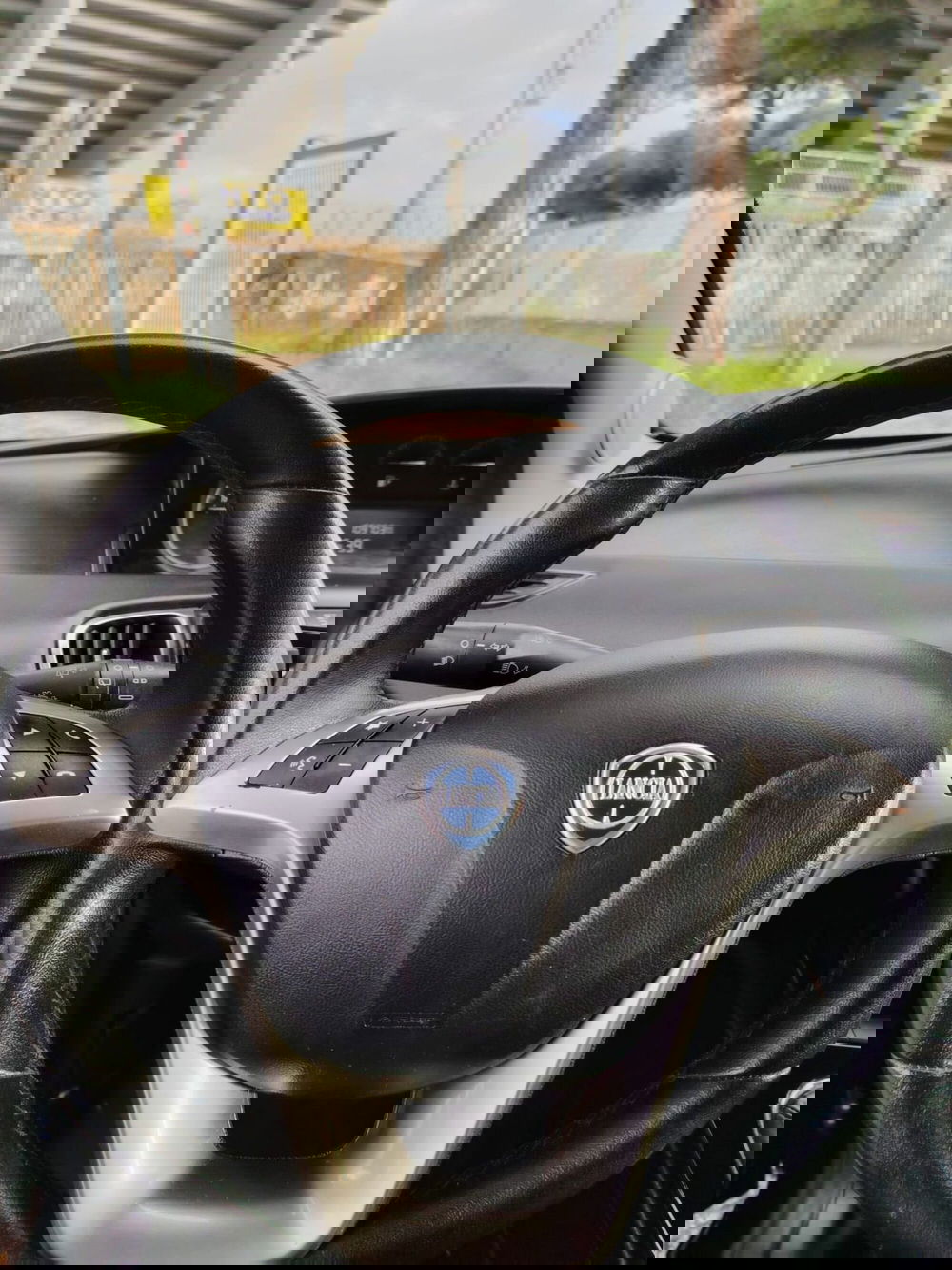 Lancia Ypsilon usata a Massa-Carrara (19)