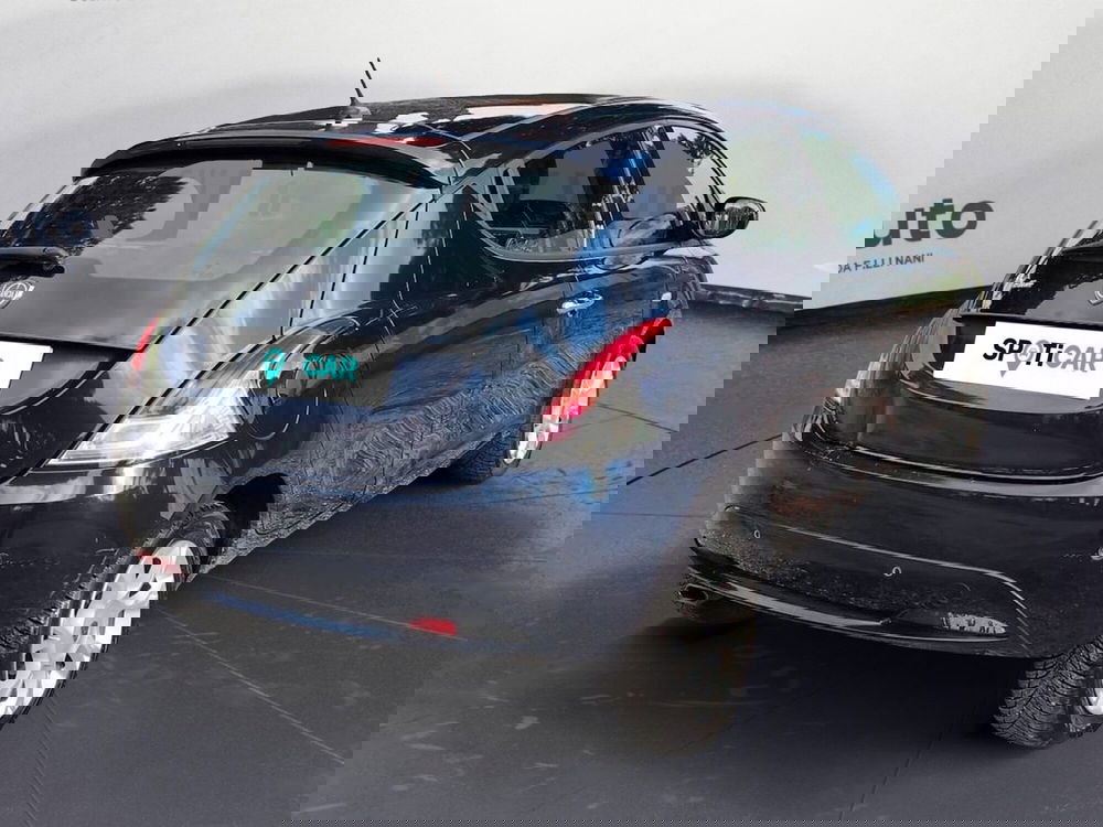 Lancia Ypsilon usata a Massa-Carrara (2)