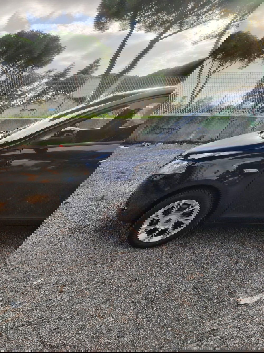 Lancia Ypsilon usata a Massa-Carrara (20)