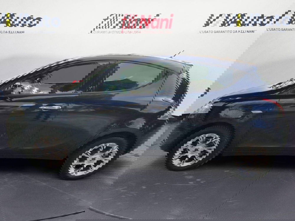 Lancia Ypsilon usata a Massa-Carrara (7)