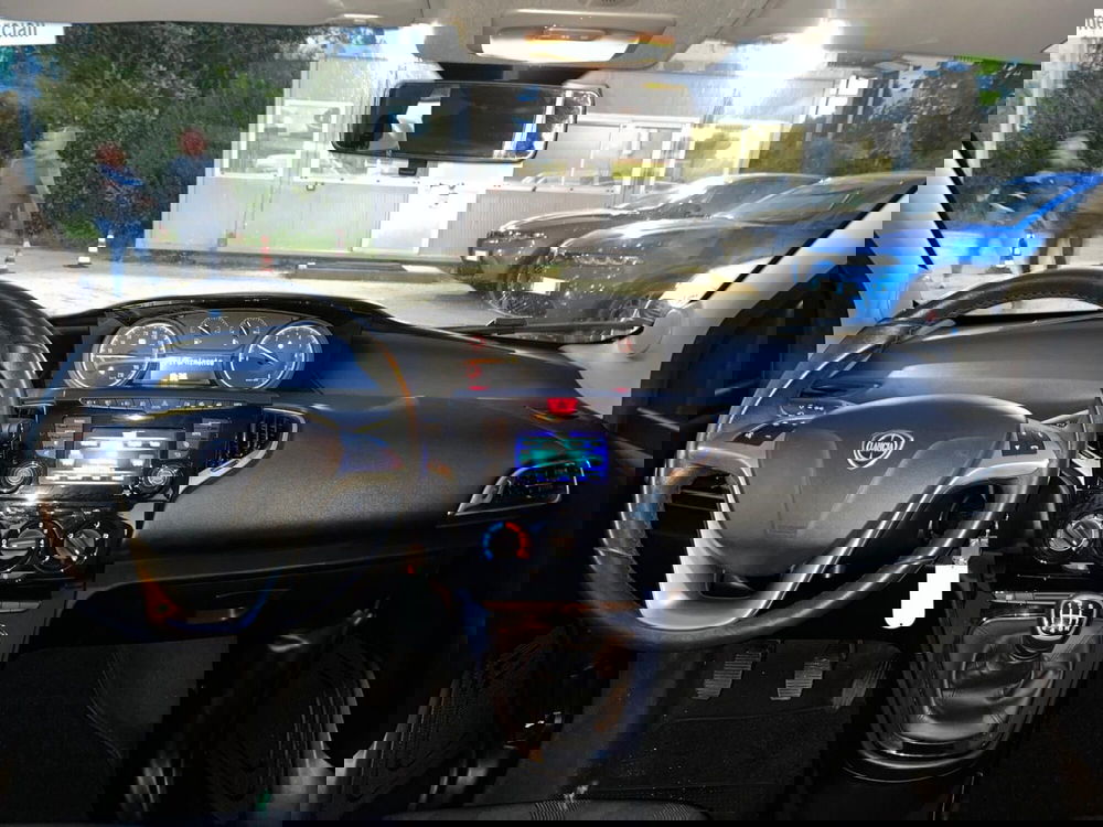 Lancia Ypsilon usata a Milano (15)