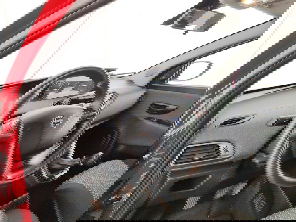 Lancia Ypsilon usata a Massa-Carrara (8)