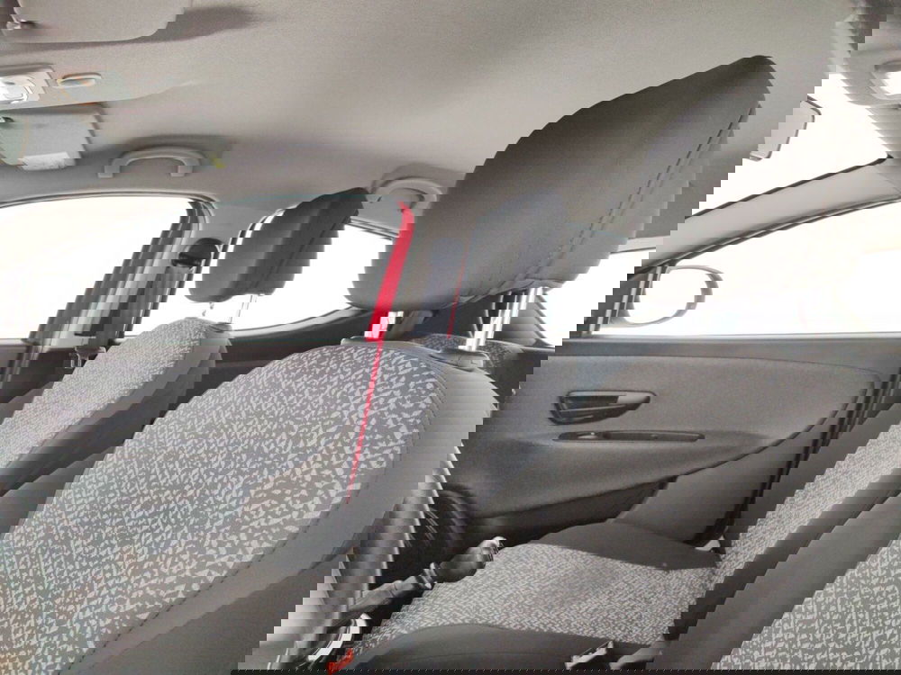 Lancia Ypsilon usata a Massa-Carrara (9)