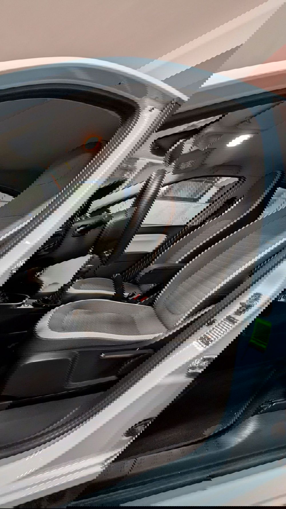 Renault Twingo usata a Milano (11)