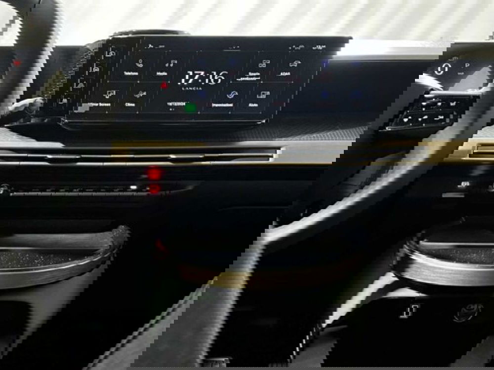 Lancia Ypsilon nuova a Sondrio (14)