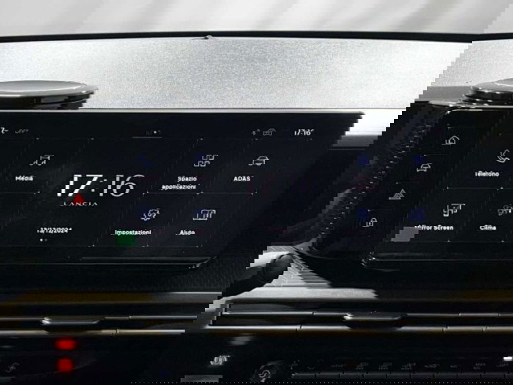 Lancia Ypsilon nuova a Sondrio (17)