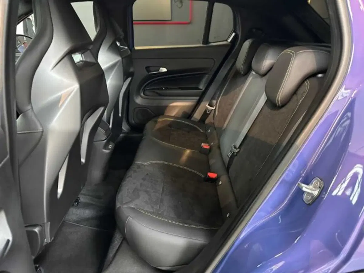 Abarth 600e nuova a Sondrio (7)
