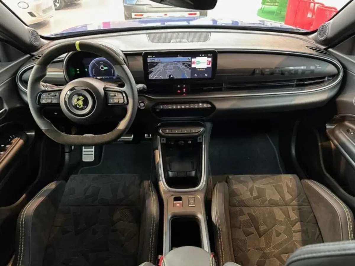 Abarth 600e nuova a Sondrio (8)