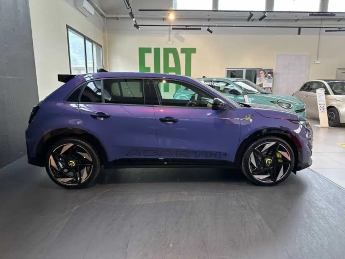 Abarth 600e nuova a Sondrio (2)