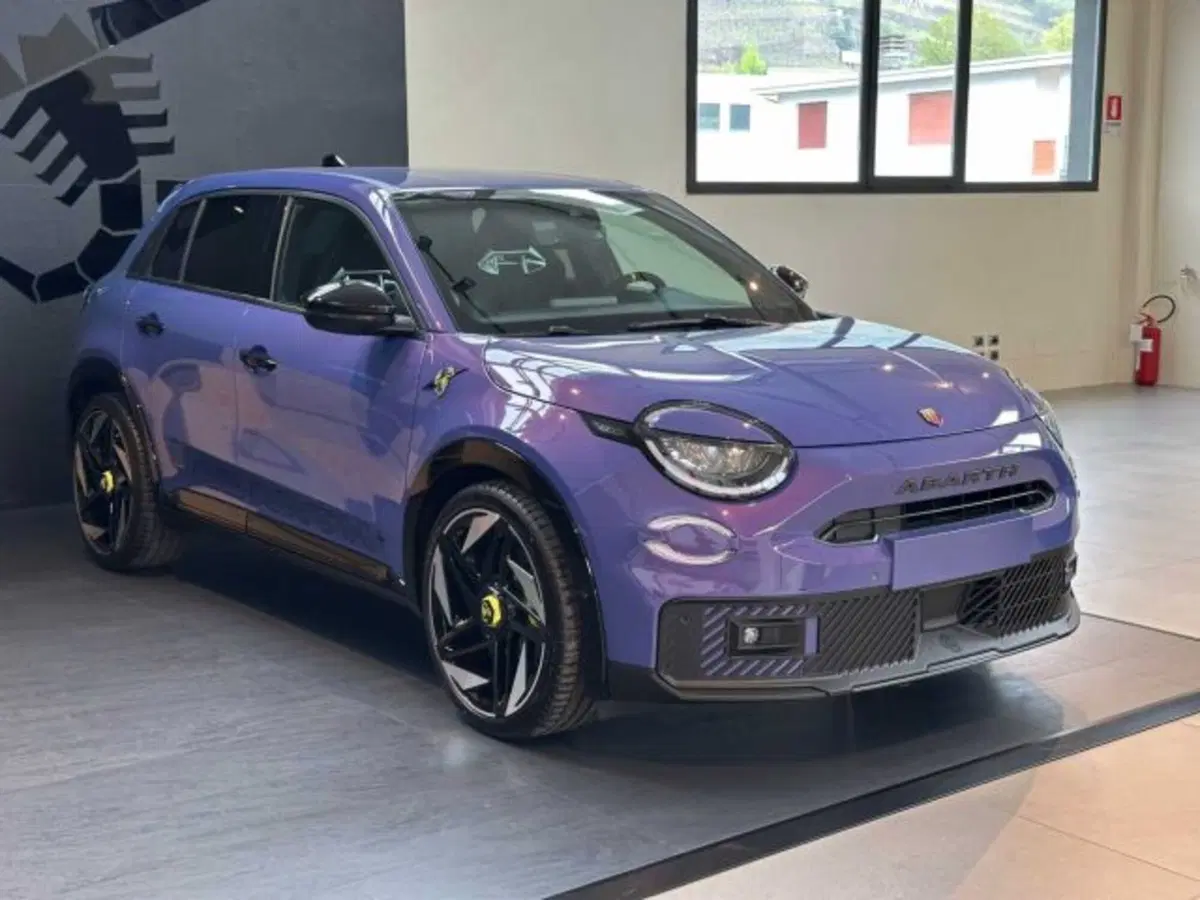 Abarth 600e nuova a Sondrio (3)