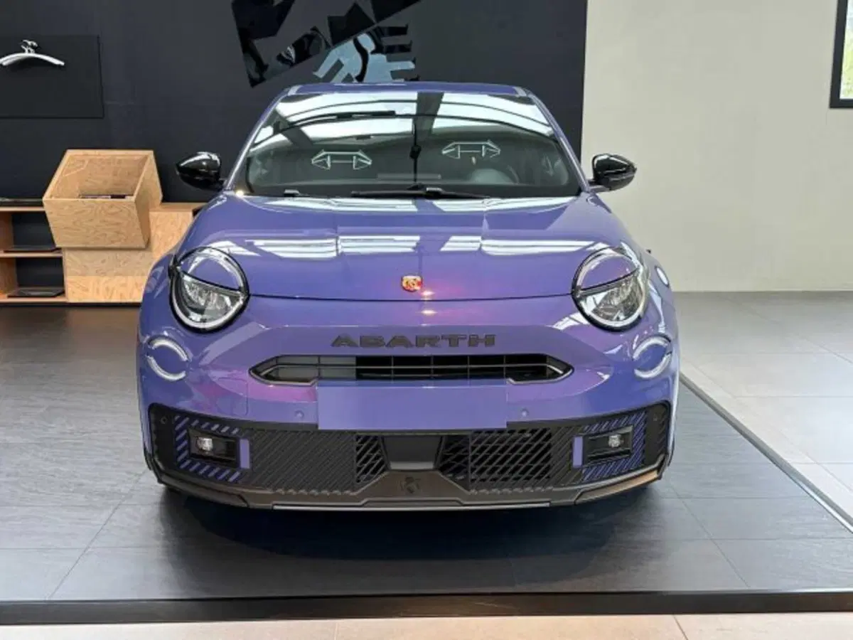 Abarth 600e nuova a Sondrio (4)