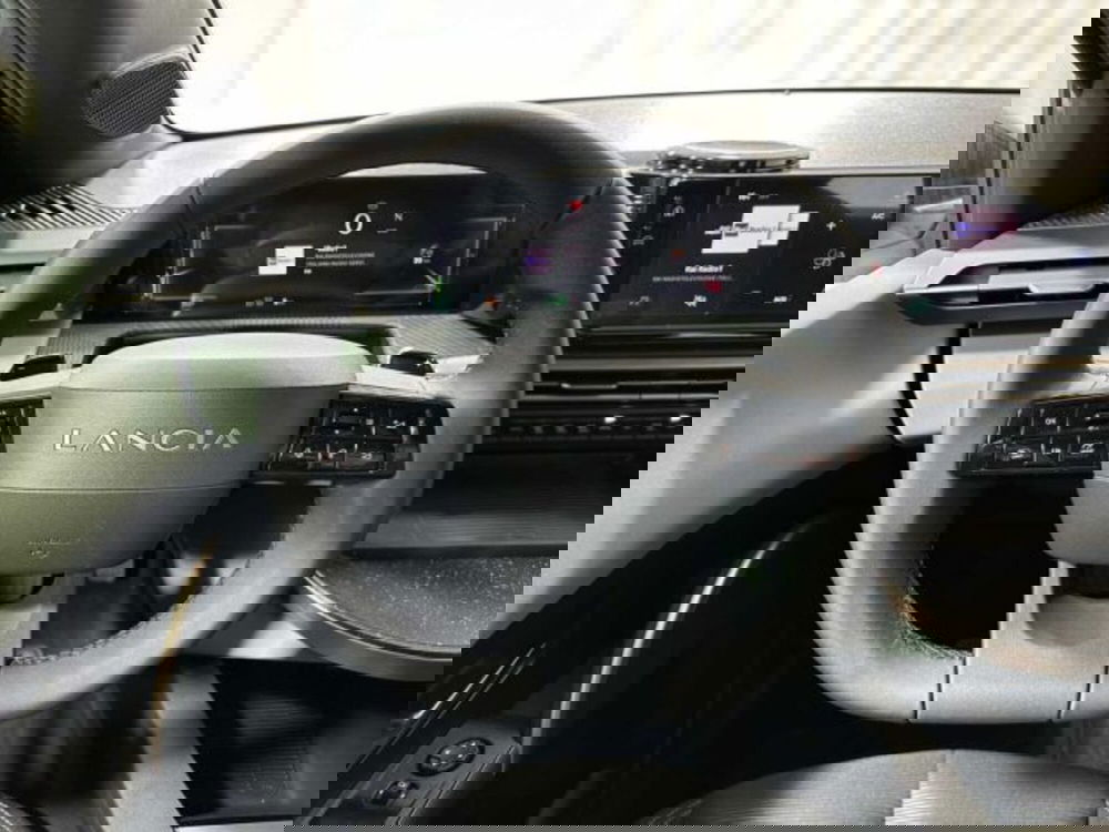 Lancia Ypsilon nuova a Sondrio (15)