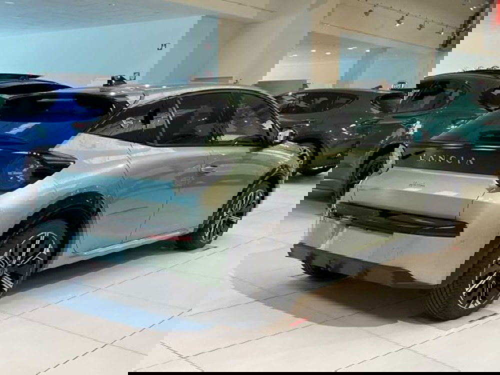 Lancia Ypsilon nuova a Sondrio (5)