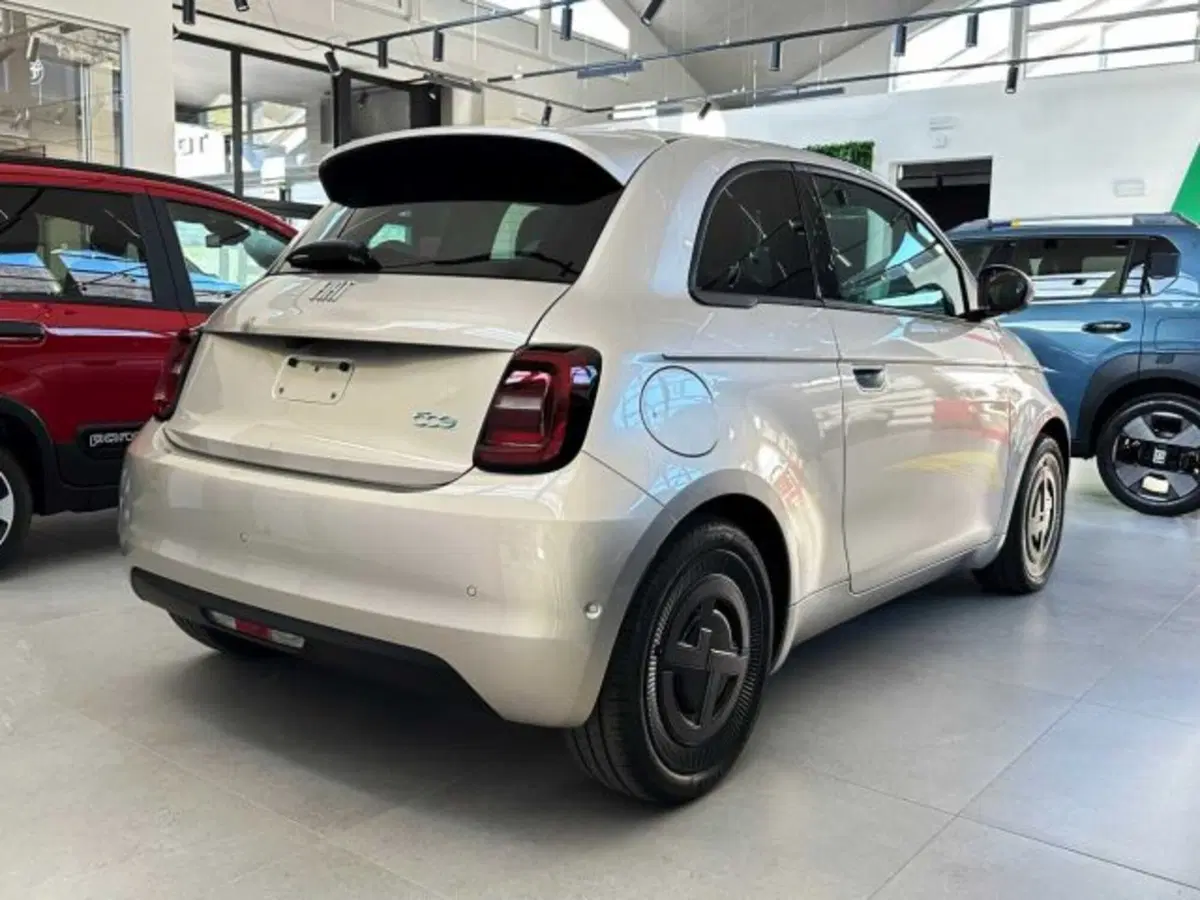 Fiat 500e nuova a Sondrio (4)