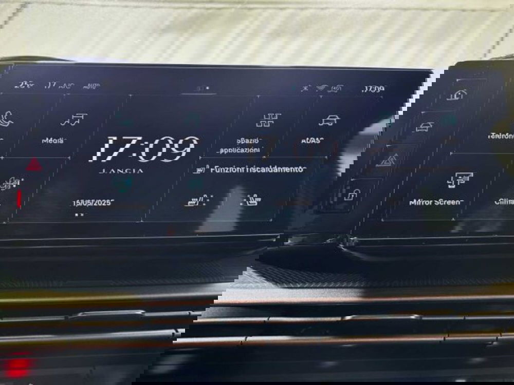 Lancia Ypsilon nuova a Sondrio (19)