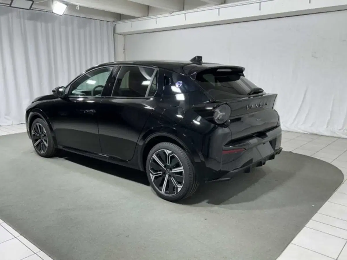 Lancia Ypsilon nuova a Sondrio (2)