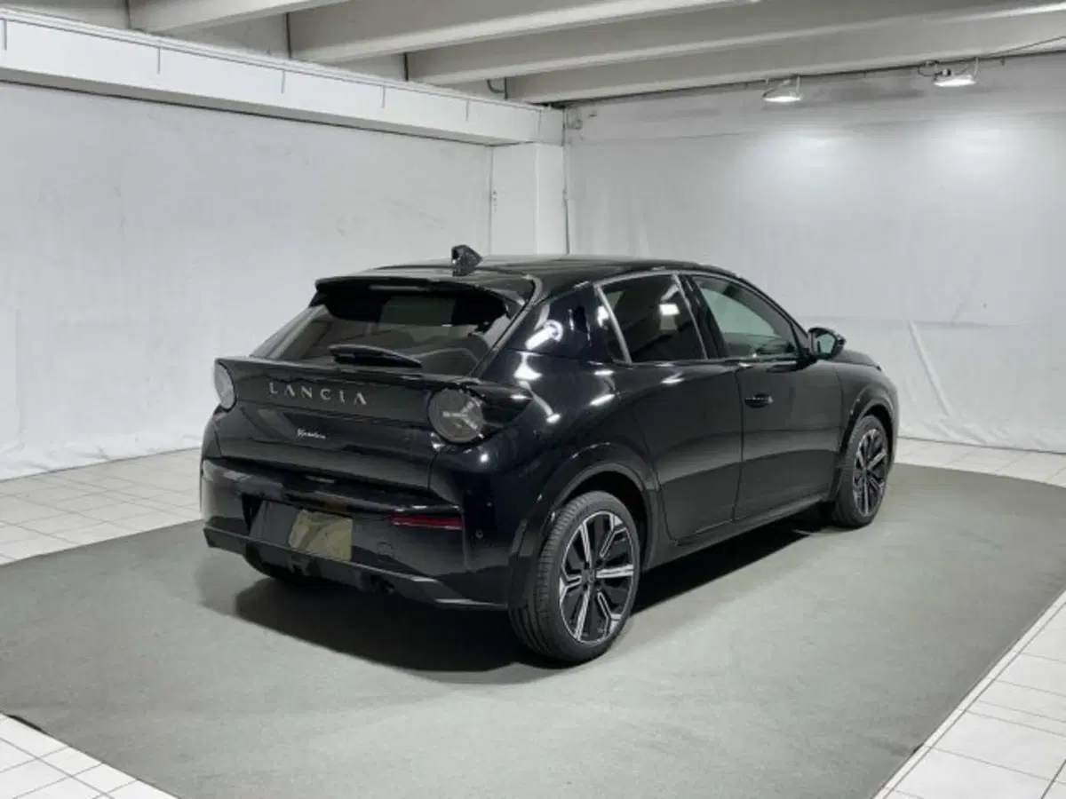 Lancia Ypsilon nuova a Sondrio (3)