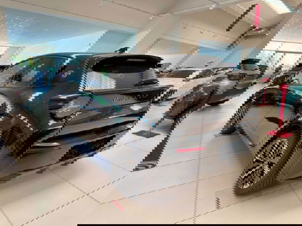 Lancia Ypsilon nuova a Sondrio (3)