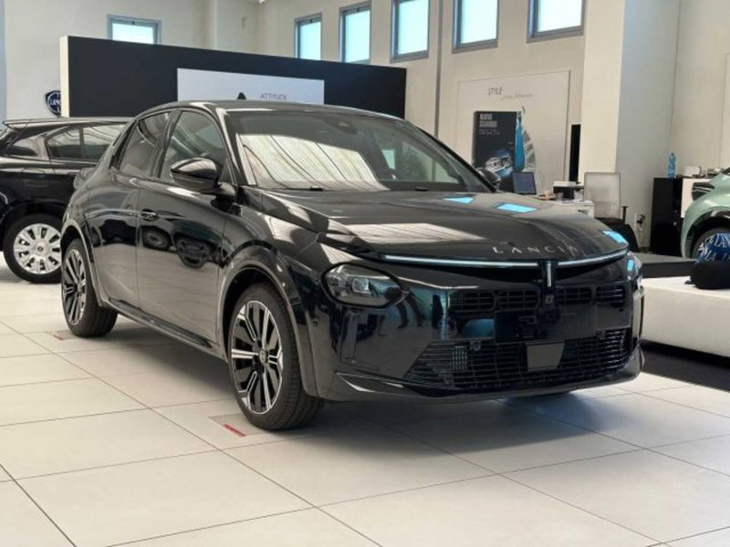 Lancia Ypsilon nuova a Sondrio (4)
