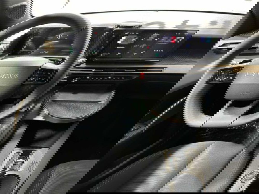 Lancia Ypsilon nuova a Sondrio (13)