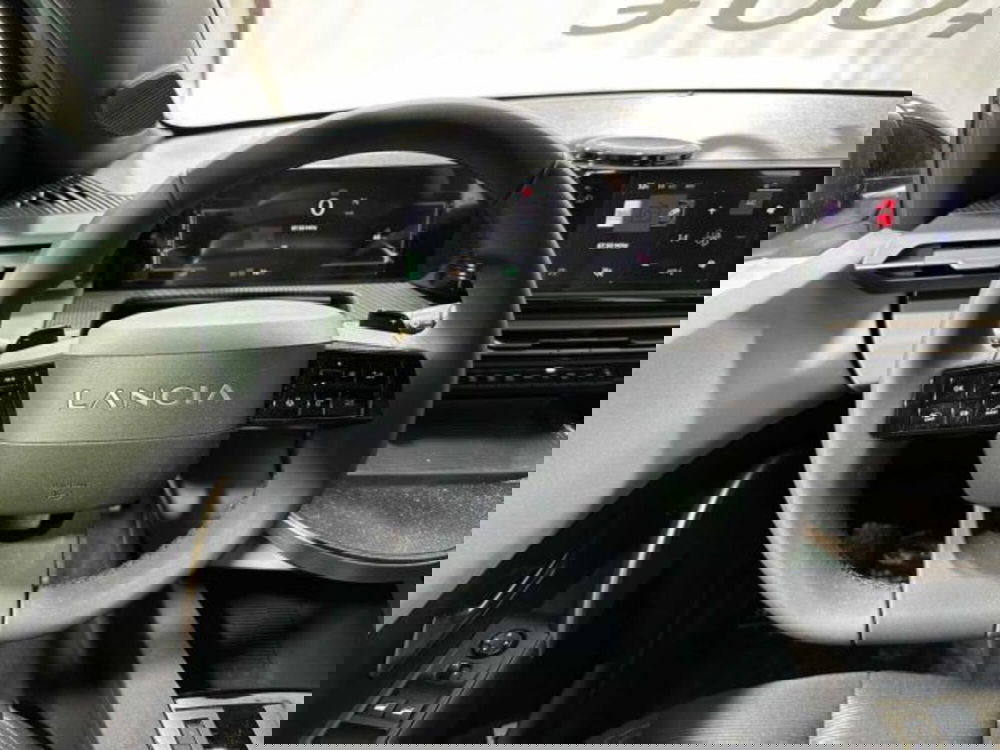 Lancia Ypsilon nuova a Sondrio (16)