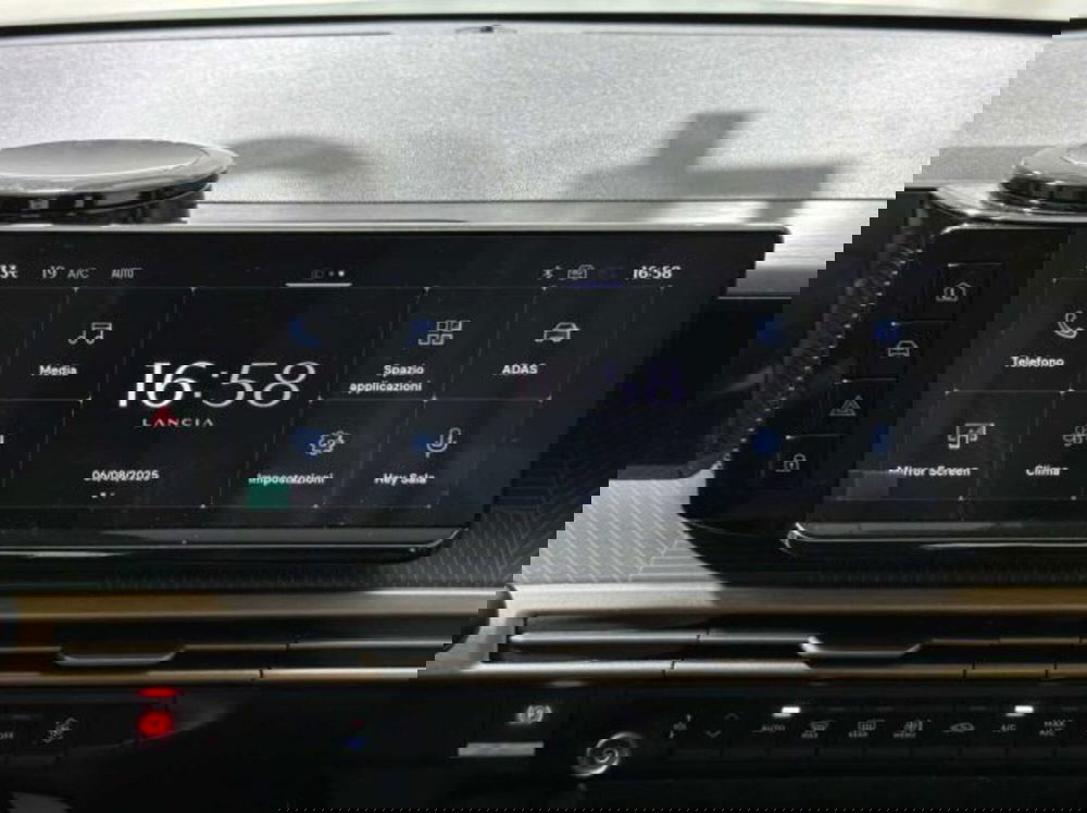 Lancia Ypsilon nuova a Sondrio (19)