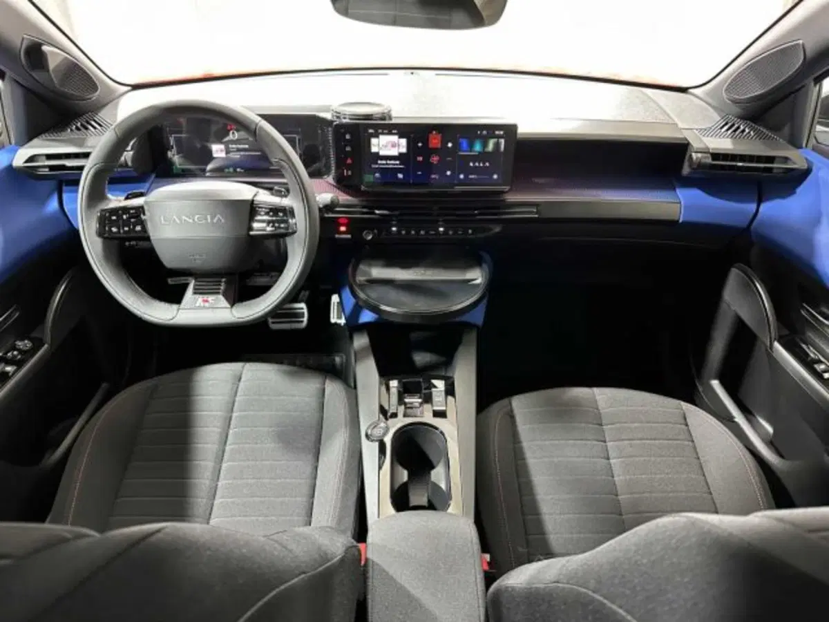 Lancia Ypsilon nuova a Sondrio (10)
