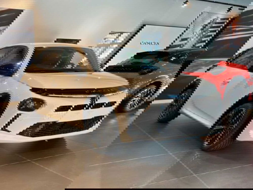 Lancia Ypsilon nuova a Sondrio (7)