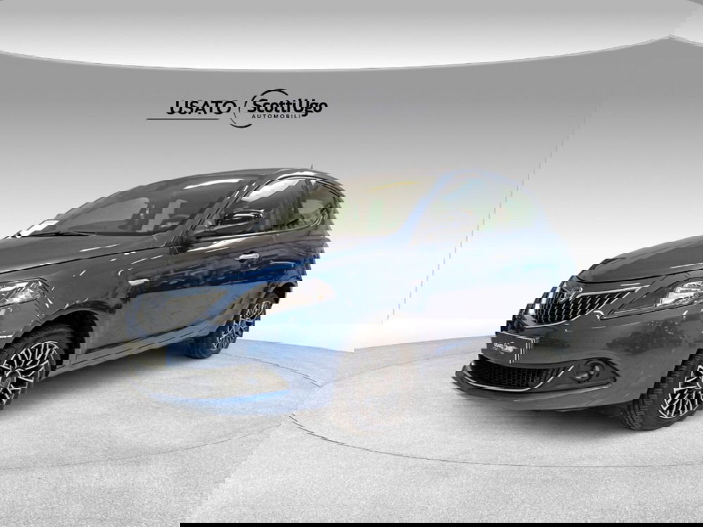 Lancia Ypsilon usata a Siena