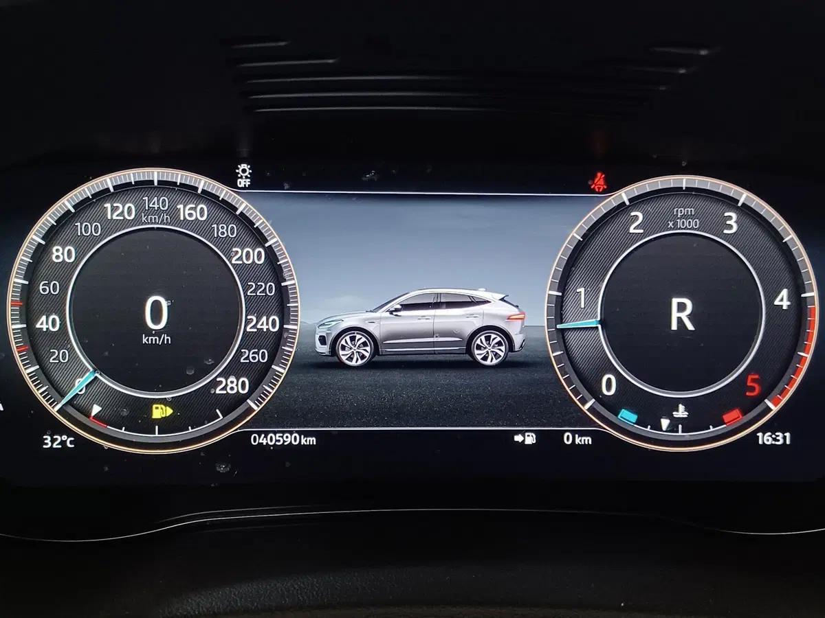 Jaguar E-Pace usata a Torino (13)