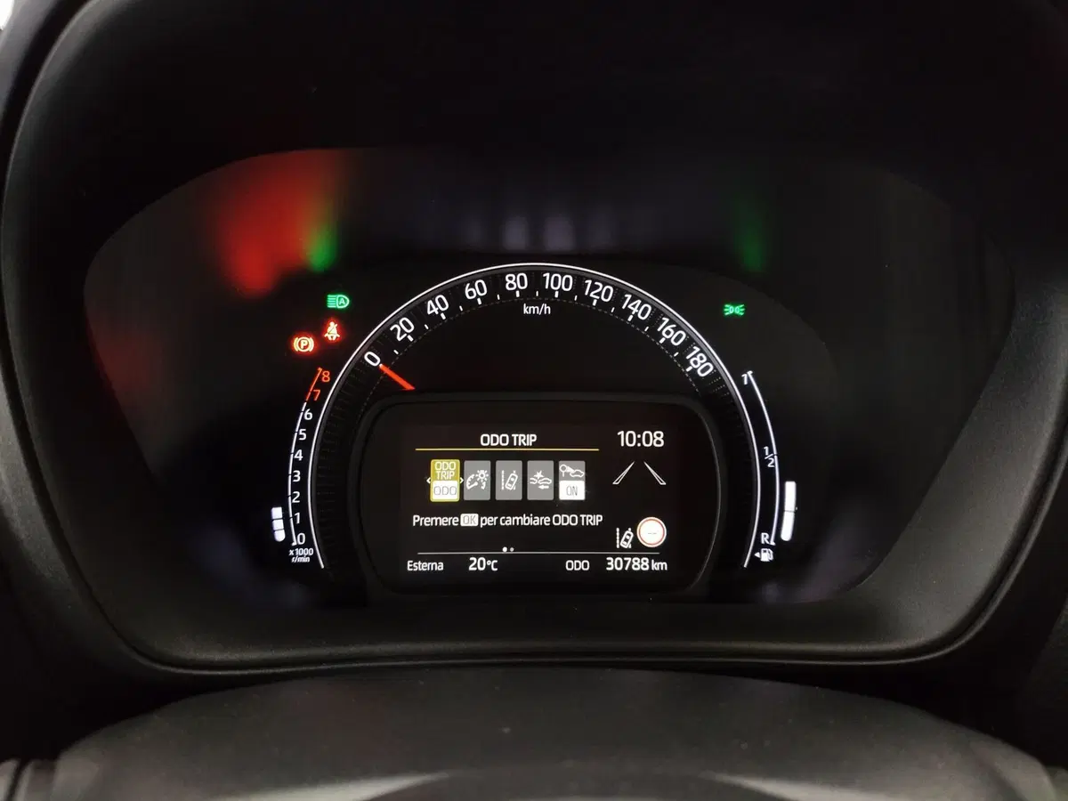 Toyota Aygo X usata a Frosinone (16)