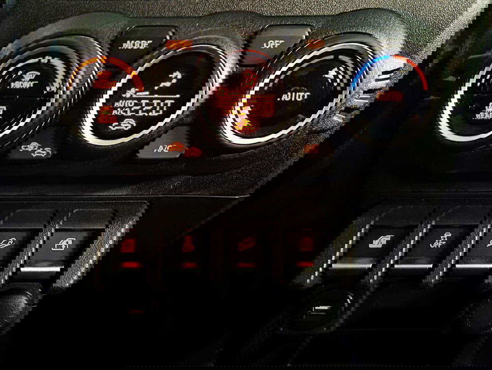 Suzuki Jimny nuova a Pavia (12)