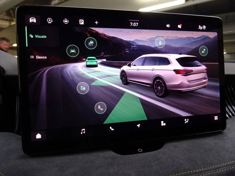 Skoda Superb nuova a Como (13)