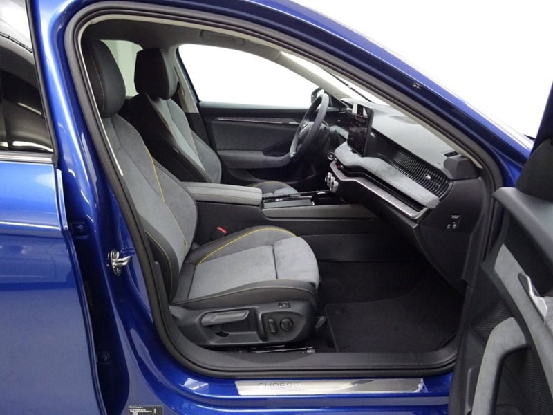 Skoda Superb nuova a Como (3)