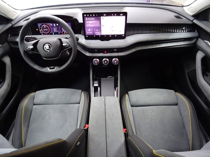 Skoda Superb nuova a Como (4)